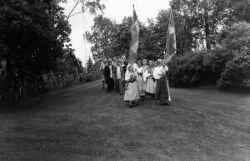 Inmarsch med fanor p� H�gan - klicka f�r att f�rstora