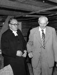 Kyrkoherde Daniel Harbe till v�nster och Johan Johansson till h�ger? - klicka f�r att f�rstora