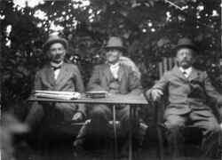 Tre m�n i tr�dg�rdsstolar, fr�n v�nster syns John Apelqvist, Kalle p� H�jen och Ture Svanberg - klicka f�r att f�rstora