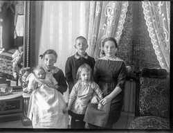 Dr Ekelund barn Ingrid, Birgit, Carl, Gunnar, Bengt - klicka f�r att f�rstora