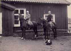 Regementsl�karen Frtiz Osbeck och apotekaren Richard Indebetou i Fjugesta framf�r gamla tingshuset vid Edsbergs Sanna �r 1894 p� tv� nummerh�star fr�n Vester Nerikes skvadron, V�stanby. Osbeck sitter p� Fingal - klicka f�r att f�rstora