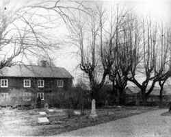 Knista gamla pr�stg�rd riven 1905 med gravar i f�rgrunden - klicka f�r att f�rstora
