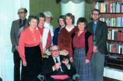 Knista kyrkor�d samlade i Knista pr�stg�rd. Fr�n v�nster Johan Forsberg, Kinkhyttan, Ebba Hellstr�m, Fjugesta, Sylvia Thor, Fjugesta, Eva Pettersson, Fjugesta, Dagny Paulsson, Fjugesta, Gudrun Lidner, Fjugesta, Barbro Tivemark, Fjugesta, Gunnar Carlsson, kyrkoherde och ordf�rande Einar Johansson, Norra �sta - klicka f�r att f�rstora