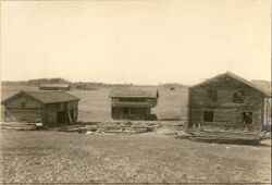 Byggnaderna vid hembygdsg�rden vid H�gan byggs upp 1941 - klicka f�r att f�rstora
