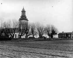 Knista kyrka med sockenstugan till h�ger i bild. Sockenstugan revs 1905 och byggdes senare upp vid korsningen Tegelgatan-�stra L�nggatan  i Fjugesta. - klicka f�r att f�rstora