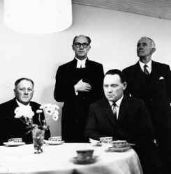 Fyra m�n under invigningen av kyrksalen i Fjugesta p� �stra L�nggatan 12. Fr�n v�nster syns Einar Johansson, kyrkoherde Reinestam, B�rje Eriksson och K G Andersson. I lokalen har T�ngeds IF senare haft kansli och V�stern�rkes hembygdsf�rening sitt arkiv - klicka f�r att f�rstora