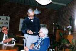 Knistaafton p� Lekebergshemmet i Fjugesta. Fr�n v�nster Bengt Ekelund, Sigurd Paulsson och Gerhard Eriksson Stavel�ng, 92 �r - klicka f�r att f�rstora