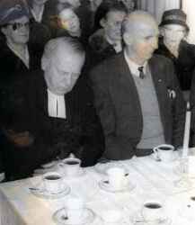 Kyrkoherde Georg Magnusson dricker kaffe - klicka f�r att f�rstora