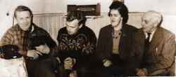 Vid M�lasj�torpet. Fr�n v�nster Gustaf Larsson, Roland Fr�jd, Maria Andersson och S. Bellkvist - klicka f�r att f�rstora