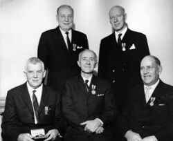 Fem kommunala f�rtroendem�n har f�tt medalj. Sittande fr�n v�nster syns Erik Johansson, K G Andersson och Robert Linqvist medan Lennart Andersson och Johannes Granqvist st�r bakom - klicka f�r att f�rstora