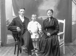 Oskar Eriksson (vackre Oskar) med fru och son Gunnar. Flyttade fr�n Axberg till Bredablick Fjugesta sedan flera olika g�rdar - klicka f�r att f�rstora