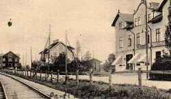 Parti i av Fjugesta i b�rjan av 1900-talet med j�rnv�gen i f�rgrunden samt det senare lantmannamagasinet till v�nster och Tidemans hus p� Storgatan 1 med j�rnhandel, caf� och skoaff�r l�ngst till h�ger - klicka f�r att f�rstora
