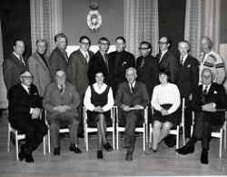 Pastoratsdelegerade i Knista-Hidinge. Sittande fr�n v�nster Einar Johansson, �sta, Gunnar Forsberg, Kinkhyttan, Svea Andersson, Dalen, ordf�rande Erik Rippe, Fjugesta, Inge Marie Hagstr�m och Enok Karlsson, Fjugesta. St�ende fr�n v�nster Bengt Bergqvist, Hidinge, G�sta Edlund, Hidinge, Gunnar Wennerlund, S�lven, Hans Einarsson, Fjugesta, Sigurd Paulsson, Fjugesta, G�sta Karlsson, Knista by, Kurt Andersson, G�ksvalla, Johan Forsberg, Kinkhyttan och Tore �hrn, Fjugesta. - klicka f�r att f�rstora