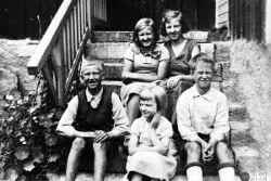 Handlare Anders Gustaf Philipssons och hustrun Bettys barn på kökstrappan till Vilsta. Greta född 1923, Lilly född 1917, Knut född 1926, Maj född 1929 och Ralf född 1924. - klicka f�r att f�rstora