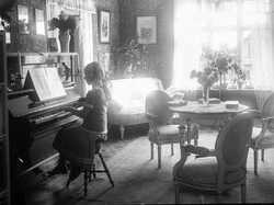 Stationsinspekt�r Axel Borgs dotter Helga - klicka f�r att f�rstora