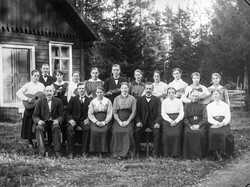 Hilma? Lindstedt Missionsf�rsamlingen framf�r Magerheda (nuv Magria) Missionshus - klicka f�r att f�rstora