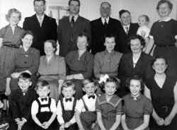 Sl�kttr�ff i Edsbergs S�rby. I bakre raden fr�n v�nster st�r Kerttu S�terhagen (gift Blad) fr�n Mullers�tter, Paul S�terhagen fr�n Fridens park i Mullhyttan, Helge S�terhagen fr�n Mullers�tter, Ivan Persson fr�n Born�s, Herbert och Dag Hansson fr�n Edsbergs S�rby och sist Kerstin Persson fr�n Born�s. I mittre raden sitter fr�n v�nster Ingeborg S�terhagen fr�n Fridens park i Mullhyttan, Karin S�terhagen fr�n Mullers�tter, Signe Olsson fr�n Str�mtorp, Elly Hansson fr�n Edsbergs S�rby och sist Karin Persson fr�n Born�s. I fr�mre raden fr�n v�nster sitter Ingemar och Sivert S�terhagen fr�n Fridens park i Mullhyttan, S�ren S�terhagen fr�n Mullers�tter, Harry och Ann-Lovis Hansson (gift Carlsson) fr�n Edsbergs S�rby, Ann-Marie Persson fr�n Born�s och sist Inger Hansson (gift Svensson) fr�n Edsbergs S�rby. - klicka f�r att f�rstora