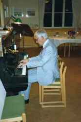 Kantor Sigurd Paulsson vid pianot - klicka f�r att f�rstora
