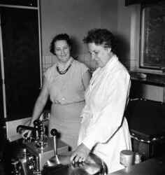 Kokerskan Lisa Jansson till v�nster och husmor Maja Stenunger i k�ket p� det nybyggda sjukhemmet i Fjugesta som �ppnade i maj 1960. - klicka f�r att f�rstora
