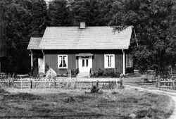 Byggnaden vid Skogskärr skola i Nysund som lades ned på 1960-talet - klicka f�r att f�rstora