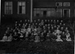 Elever och lärare vid Östra skolan i Fjugesta år 1909 - klicka f�r att f�rstora