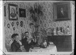 Interi�r med l�sande herre (John Apelqvist?) och stickande dam  - klicka f�r att f�rstora