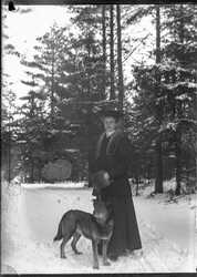 Porträtt, kvinna med hund i skogen - klicka för att förstora Porträtt, kvinna med hund i skogen - klicka för att förstora