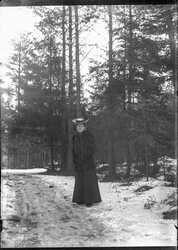 Porträtt, kvinna i skogen (Sophie janson?) - klicka för att förstora Porträtt, kvinna i skogen (Sophie janson?) - klicka för att förstora