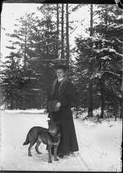 Porträtt, kvinna med hund i skogen, se Sej-x-000156 - klicka för att förstora Porträtt, kvinna med hund i skogen, se Sej-x-000156 - klicka för att förstora