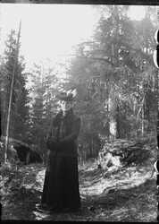 Porträtt, kvinna i skogen - klicka för att förstora Porträtt, kvinna i skogen - klicka för att förstora