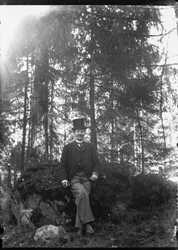 Porträtt, man med käpp i skogen, se Sej-x-000159 - klicka för att förstora Porträtt, man med käpp i skogen, se Sej-x-000159 - klicka för att förstora