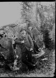 Porträtt, två män i skogen, se Sej-x-000159 - klicka för att förstora Porträtt, två män i skogen, se Sej-x-000159 - klicka för att förstora