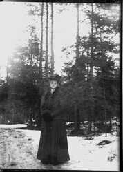 Porträtt, kvinna i skogen - klicka för att förstora Porträtt, kvinna i skogen - klicka för att förstora