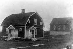 Byggnaden till vänster byggdes som arbetarbostad i Lanna år 1918-1919 medan Metodistkapellet syns till höger - klicka f�r att f�rstora
