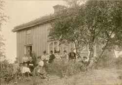 En samling m�nniskor utanf�r den byggnad som anges vara David Lundins f�r�ldrahem - klicka f�r att f�rstora