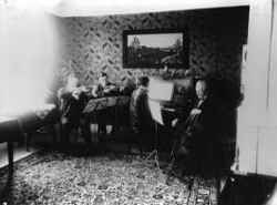 Pianotrio. Ok�nda musiker. Ok�nd plats. �S�ngar-Kalle� - klicka f�r att f�rstora