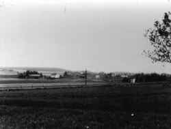 Bilden visar norra utkanten av Fjugesta samhlle med jrnvgen i frgrunden. - klicka fr att frstora