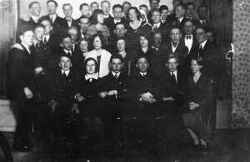 Bilden visar att det fanns mycket ungdom i Lanna p 1930-talet. Bilden r tagen framfr Mssen i Lanna. - klicka fr att frstora