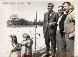 Sannabadets premi�r. I mitten veterin�r Samuelsson Sannabadet  - klicka f�r att f�rstora
