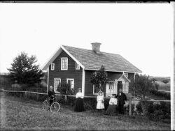 Banvakt Karl Vilhelm Augustson med hustru och dotter vid huset Sandtorp som denne ägde 1909-1913. - klicka f�r att f�rstora