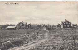 Det gryende Kvistbro stationssamhälle vid sekelskiftet 1900. Det tredje huset i i den högra raden är stationshuset. - klicka f�r att f�rstora