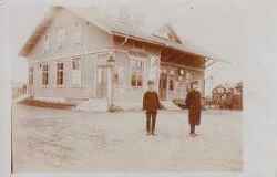 Kvistbro stationshus i början av 1900-talet med två järnvägsanställda. - klicka f�r att f�rstora