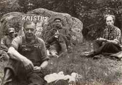 Arbete på Vekhyttans ungdomsgård. Gunnar, Gösta och Rune i bakgrunden. - klicka f�r att f�rstora