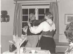 Rudolf Rittberg med dottern Ingegerd spelar fiol vid V�stern�rkes hembygdsf�renings 50-�rsjubileum - klicka f�r att f�rstora