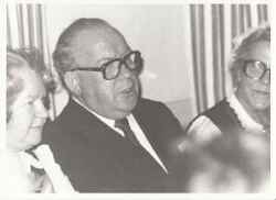 Landsh�vding Harald Aronsson mellan tv� fruar Harbe vid V�stern�rkes hembygdsf�renings 50-�rsjubileum - klicka f�r att f�rstora