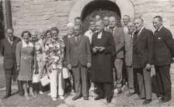 Konfirmatonsjubileum med prosten Bertil Erikson i mitten - klicka f�r att f�rstora