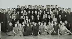 Konfirmandtr�ff i Knista 1952. Sittande p� golvet fr�n v�nster �r Barbro Andersson, Gunnel Larsson, Sonja Malmstr�m, Gull-Maj Sandstr�m, Irene Wassberg, Kerstin Arvidsson, Margareta Svensson, Anna-Lisa Bj�rndahl, Gunnel Jonsson, Margareta Jansson, Ing-Mari Andersson, Birgitta Wickstr�m, Gun Lindstr�m, Rigmor Wickstr�m, Harriet Jonsson, Bengt Adolfsson, Magda Pettersson, Bertil Johansson och Ingrid Adolfsson. Sittande p� b�nk fr�n v�nster �r John Forsberg, Maj-Britt T�rebrand, Ingrid Andersson, ok�nd, Harry Jonsson, Hans Herbertsson, Gurli Olsson, Ingrid Klingvall och Albin Karlsson. St�ende p� golvet fr�n v�nster �r Arne Pettersson, Roland Klingvall, Ragnar Andersson, Gunnar Pettersson, Gunvor S��v, Maja Bengtsson, Gerald Gilbertsson, Marianne Andersson, Sven-Erik Svensson, Margareta Persson, Margareta Sundqvist, Stina Dahlqvist, Marianne Lundin, Ingegerd Olsson, Birgit Andersson, Gunborg Andersson, Marianne Eriksson, Rolf Carlsson, Brita Sandstr�m, Anna-Lisa �hrn, M�rta Jansson, Karl-Einar Andersson, Tore Pettersson, Ove Larsson, Stig Eriksson, Bertil Arvidsson, Hans Person och Fritz �man. St�ende p� b�nk fr�n v�nster �r Gun Johansson, Inga-Britt Andersson, Gunborg Arvidsson, Stig Klingvall, Bernt Arvidsson, �ke Berggren, Lars Nilsson, Bengt Berg, Sune Berg, Leif Larsson, Gunnar Johansson, Bengt Olsson, Roland Str�mberg, Tapo Qvarfordt, Hans Einarsson, Bruno Lejonborg, Jan-Erik Edberger och Karl-Gustav Andersson.  - klicka f�r att f�rstora