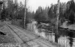 Den så kallade Kilabron som gick över Svartån mellan Klövlandet och Kil. Bron revs i mitten av 1940-talet. - klicka f�r att f�rstora