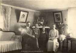 Erik, Bertil, Ingrid och Greta Larsson i Hallsbergs Norrgrd 1918. - klicka fr att frstora