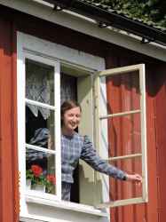 Cicilia Ekstr�m som Maja i folklustspelet Larssons station. - klicka f�r att f�rstora